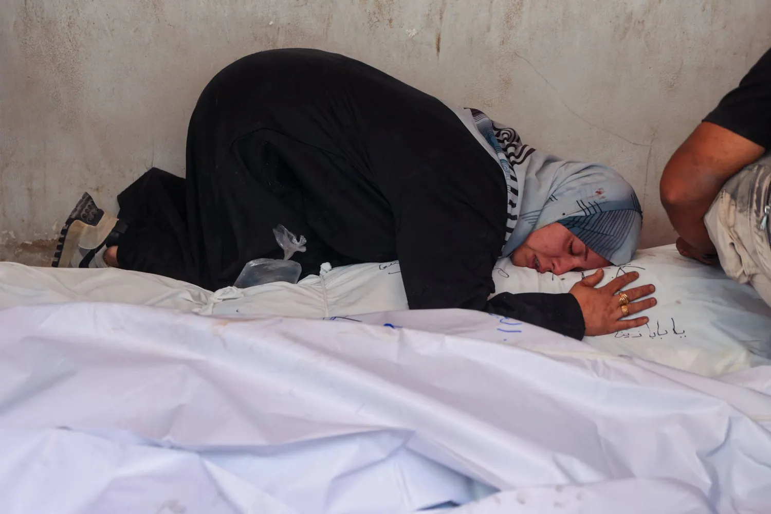 فلسطينية تودع أحد أقاربها ممن قتلوا في غارة إسرائيلية في جباليا شمال غزة يوم الاثنين (أ.ف.ب)