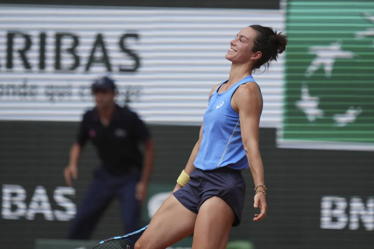 لوا بواسو تواصل مفاجآتها في رولان غاروس (أ.ب)