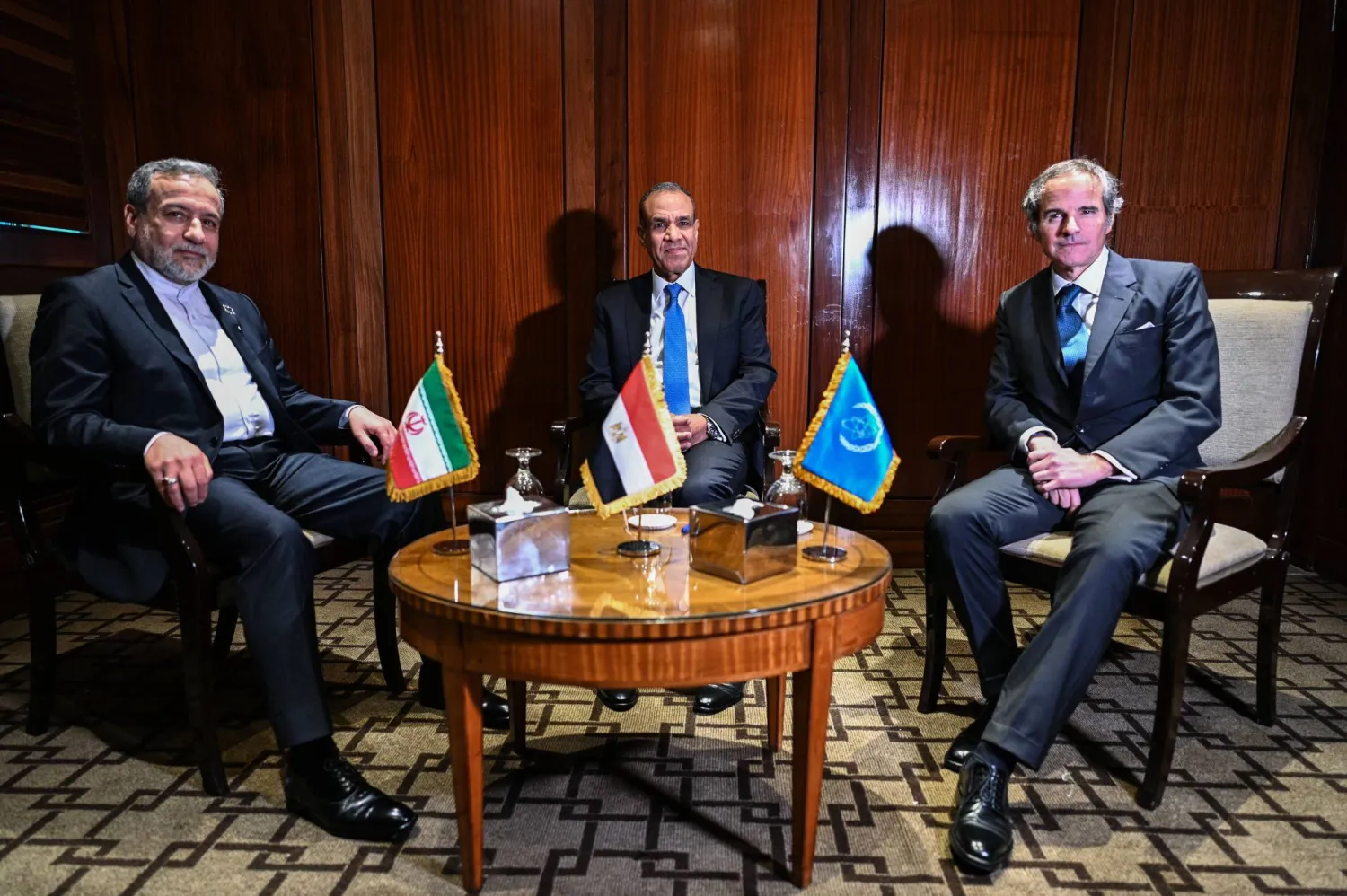 وزير الخارجية المصري بدر عبد العاطي يتوسط نظيره الإيراني عباس عراقجي ومدير «الذرية الدولية» رافائيل غروسي في القاهرة (إ.ب.أ)