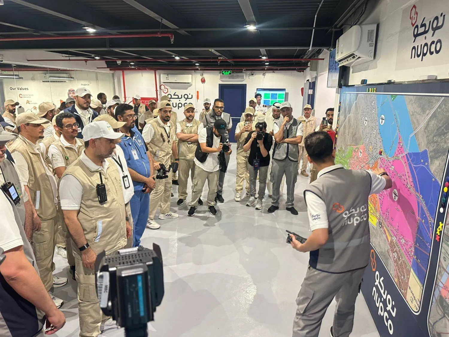 وزير الصحة السعودي يقف على جاهزية مركز «نوبكو» اللوجيستي في عرفات لموسم الحج (الشرق الأوسط)