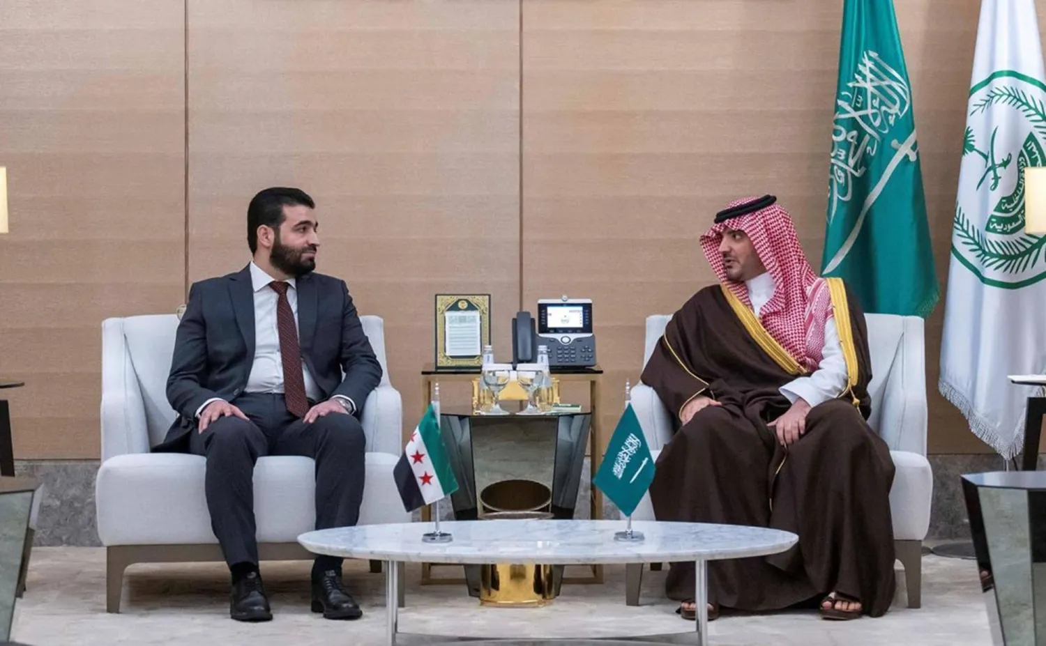 الأمير عبد العزيز بن سعود لدى استقباله الوزير أنس خطاب في جدة الاثنين (واس) 