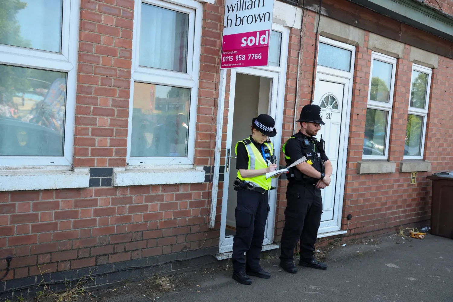  شرطيان بريطانيان (رويترز)