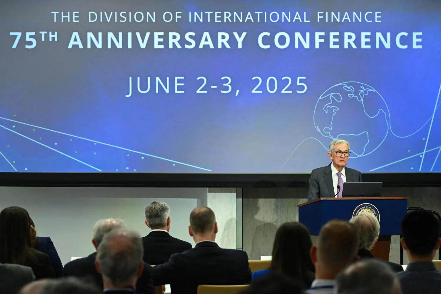 رئيس الاحتياطي الفيدرالي يتحدث خلال مؤتمر بمناسبة الذكرى الـ75 لتأسيس قسم التمويل الدولي بمجلس الاحتياطي الفيدرالي في واشنطن (أ.ف.ب)