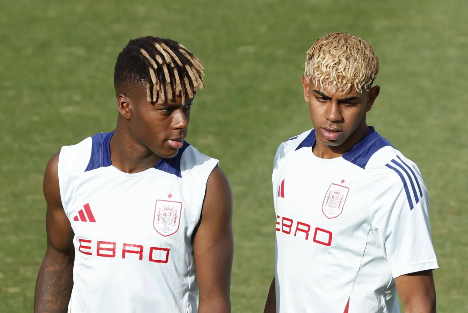 الإسباني لامين يامال في معسكر منتخب إسبانيا مع زميله نيكو ويليامز (إ.ب.أ) 