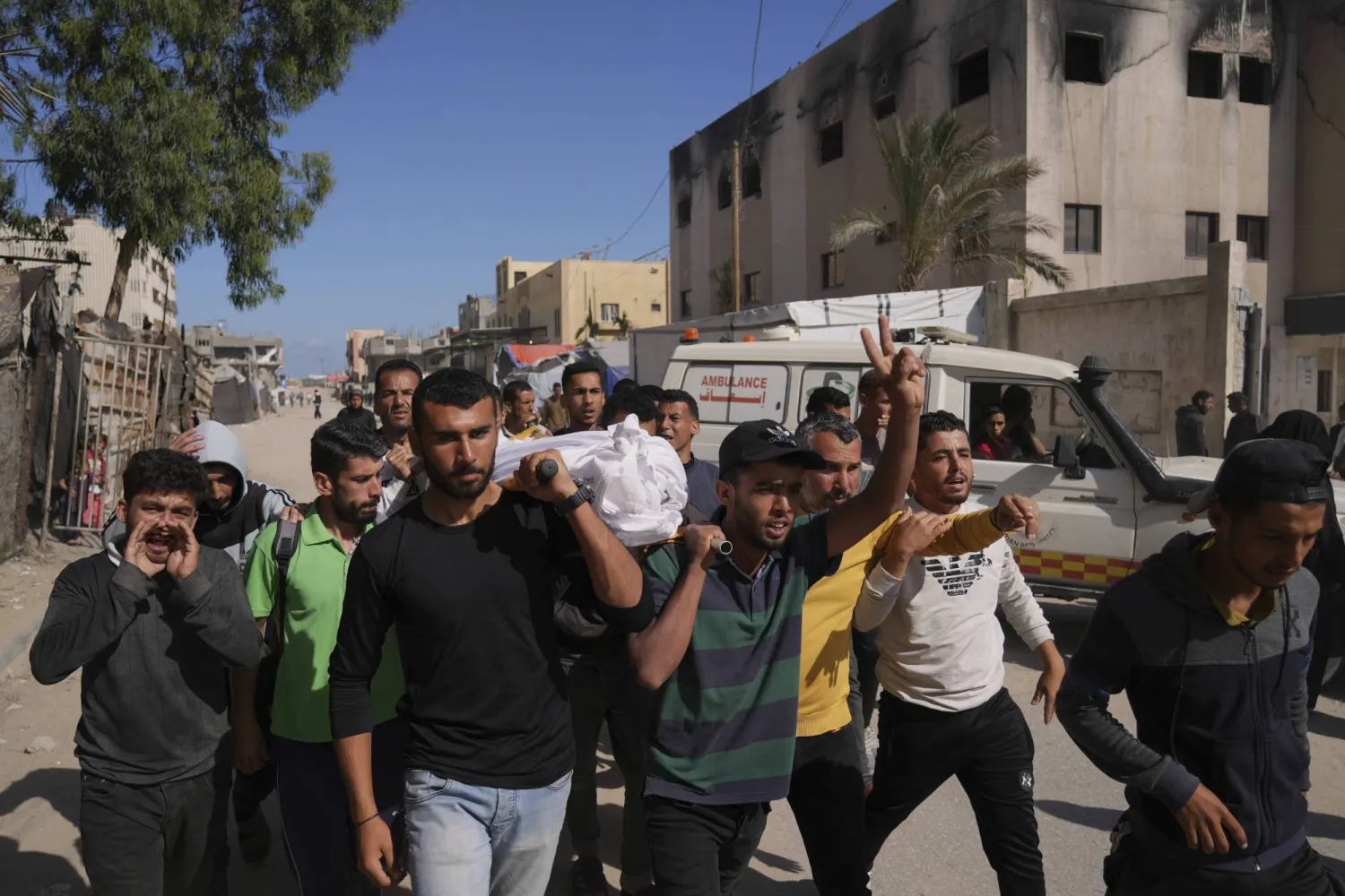 جانب من تشييع جثمان حسام وافي (أ.ف.ب)