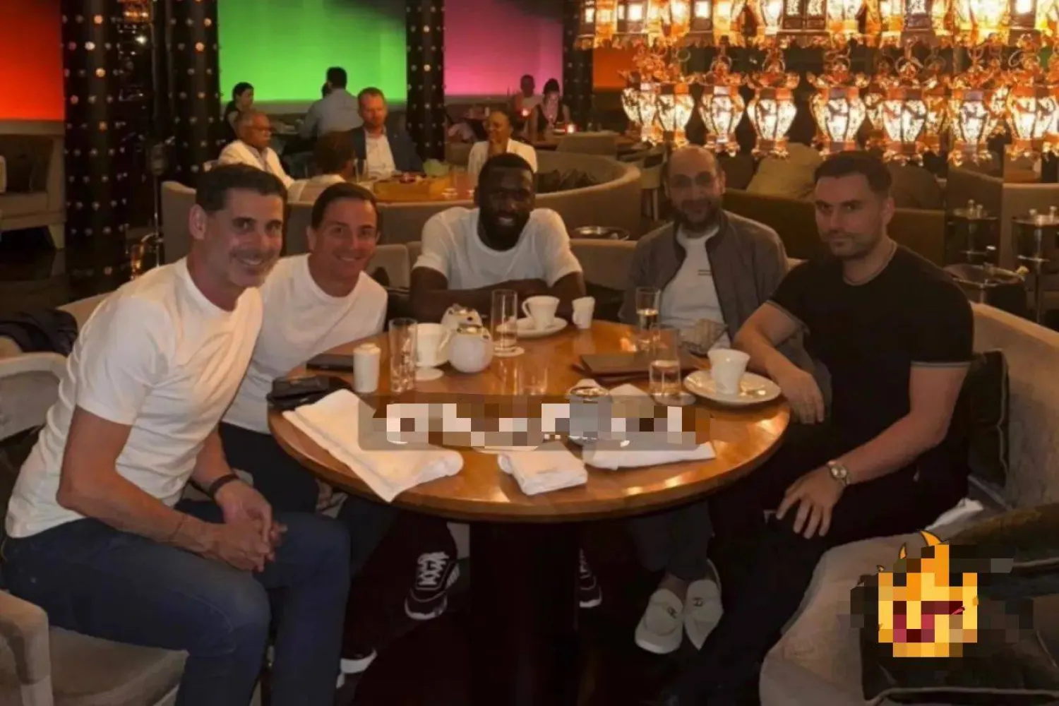 الصورة التي جمعت أنطونيو روديغر بفرناندو هييرو (صحيفة «ماركا» الإسبانية)