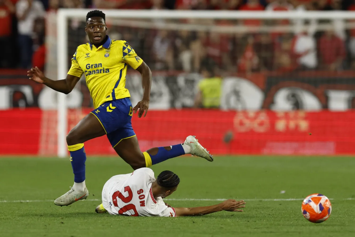 لاعب خط الوسط البرتغالي داريو إيسوغو (إ.ب.أ)