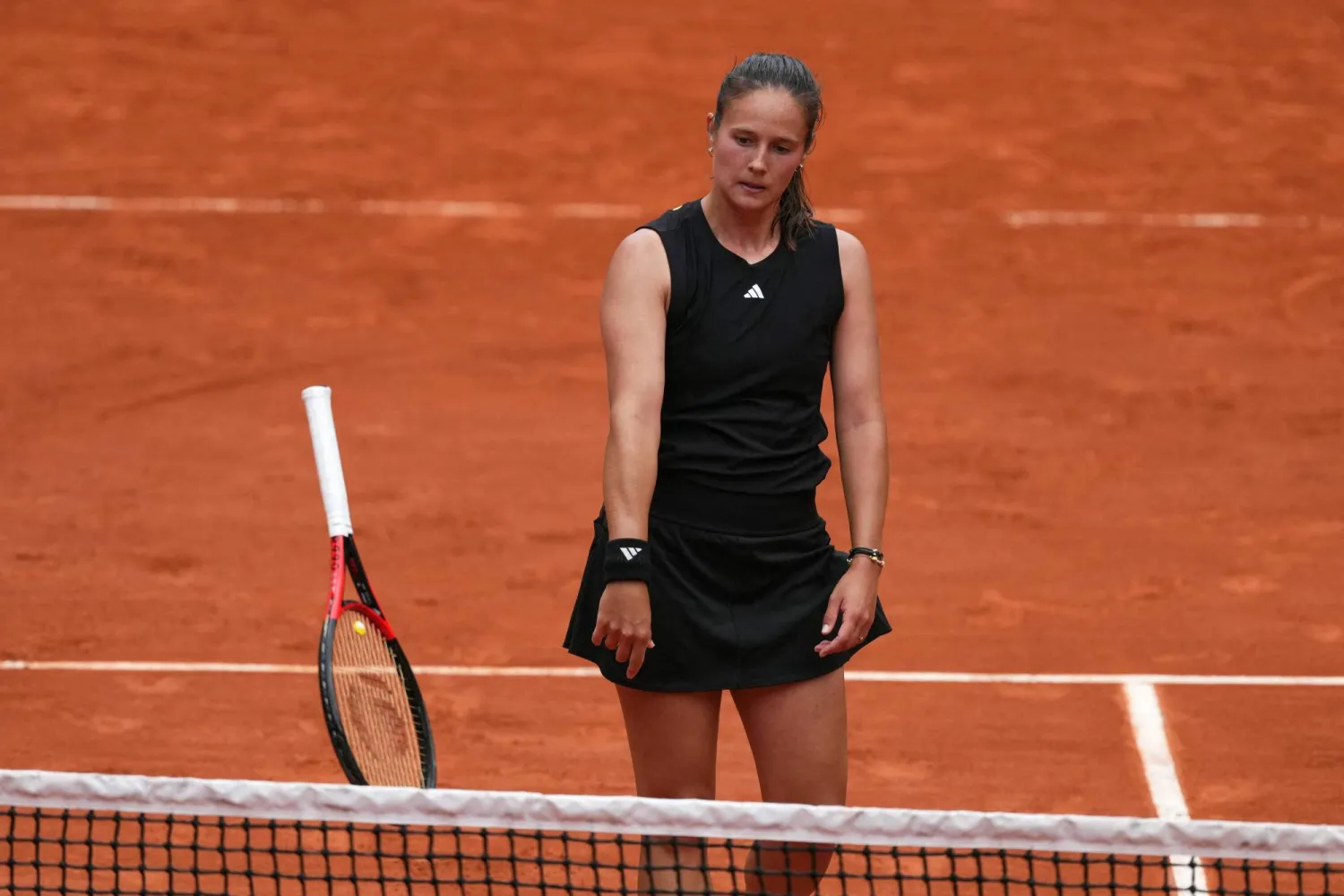 داريا كاساتكينا تعبر عن غضبها بعد هزيمتها في باريس (أ.ف.ب)