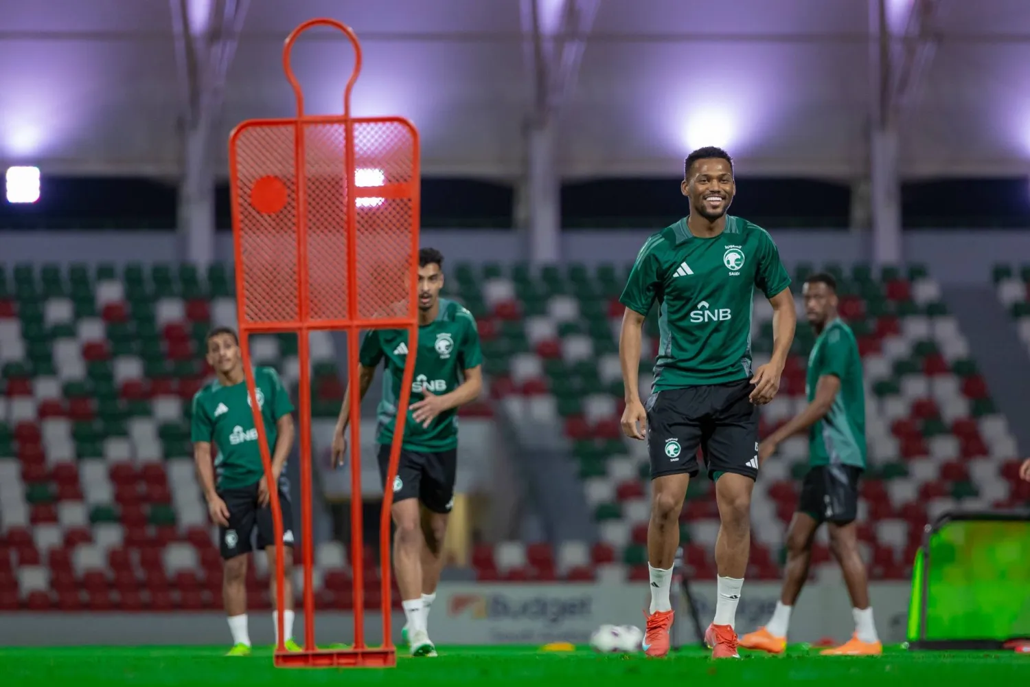 لاعبو الأخضر خلال التدريبات التحضيرية للقاء البحرين (المنتخب السعودي)