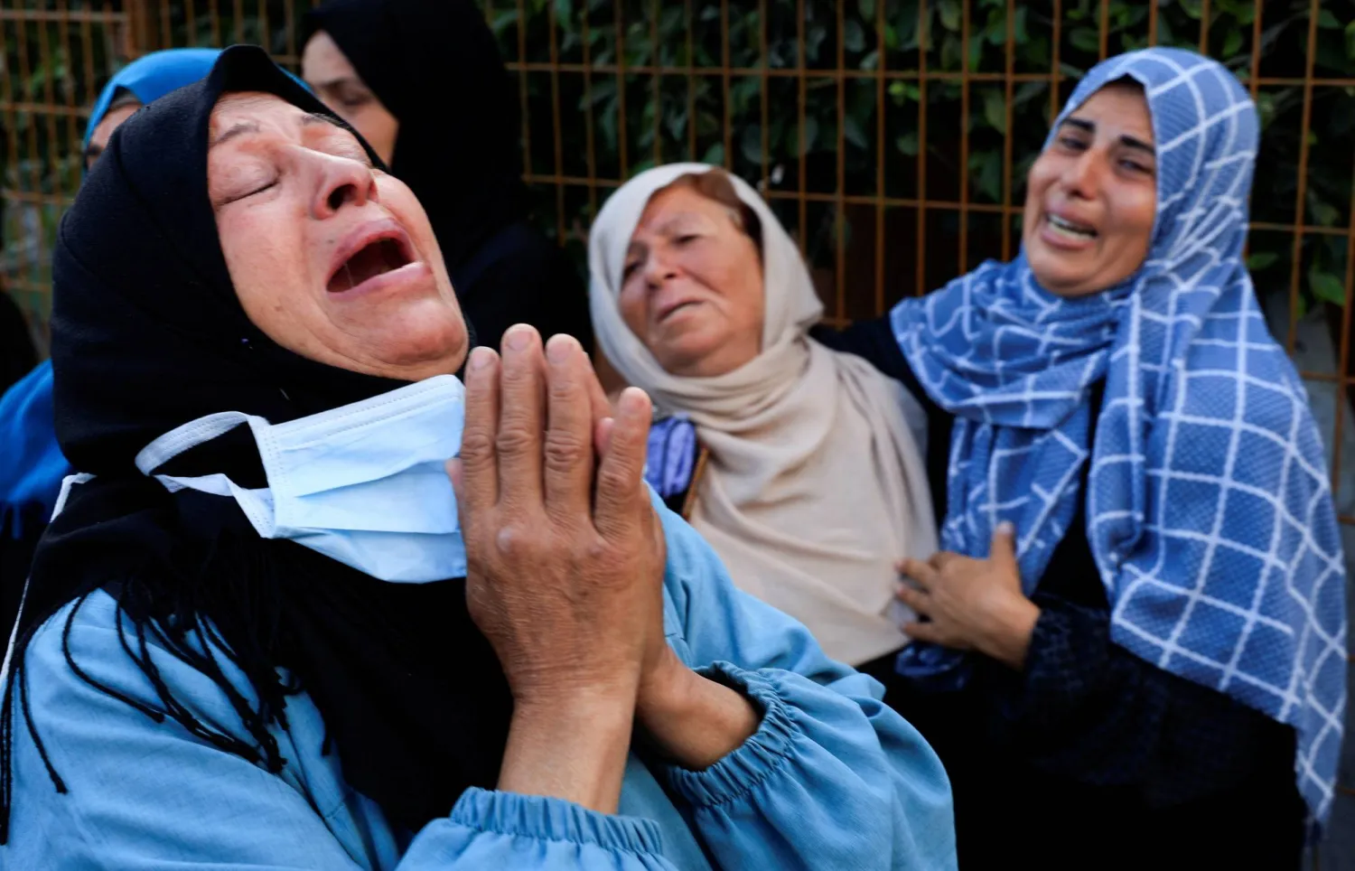 فلسطينيات يبكين أقارب لهن قتلوا بغارات إسرائيلية في خان يونس جنوب قطاع غزة أمس (رويترز)