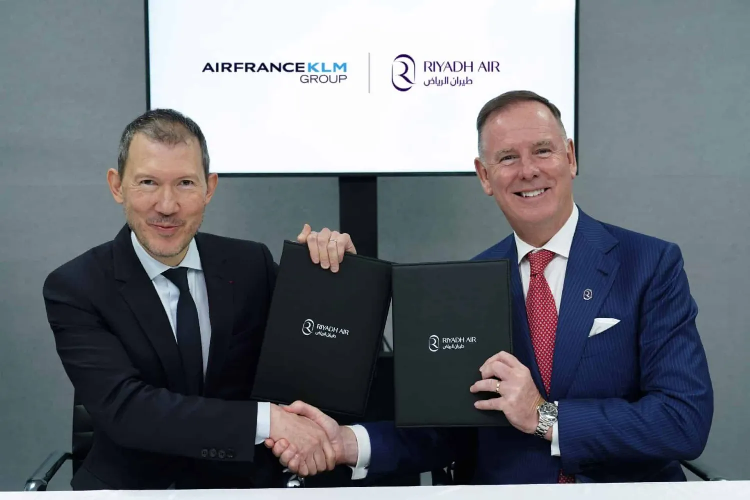 دوغلاس وسميث يتصافحان بعد توقيع مذكرة التفاهم (لينكد إن) 