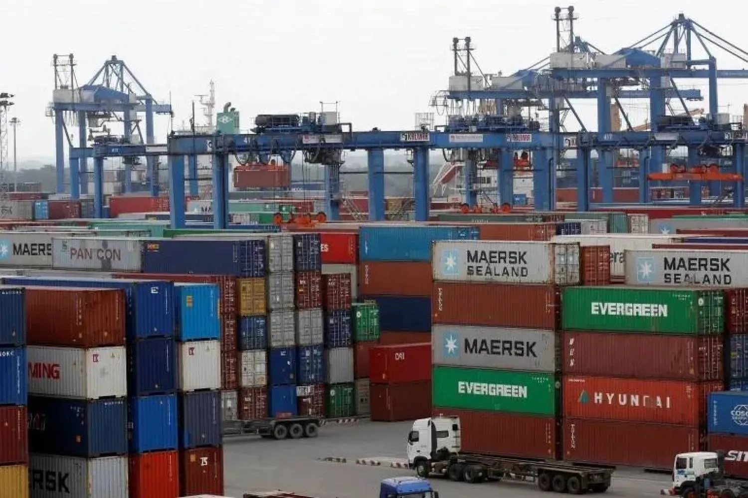 حاويات يتم تحميلها في ميناء بفيتنام (رويترز) 