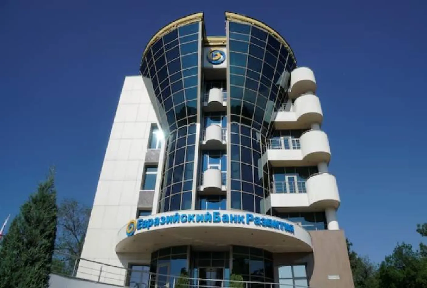 صورة عامة تُظهر مقر البنك الأوروبي الآسيوي للتنمية في ألماتي بكازاخستان (رويترز)