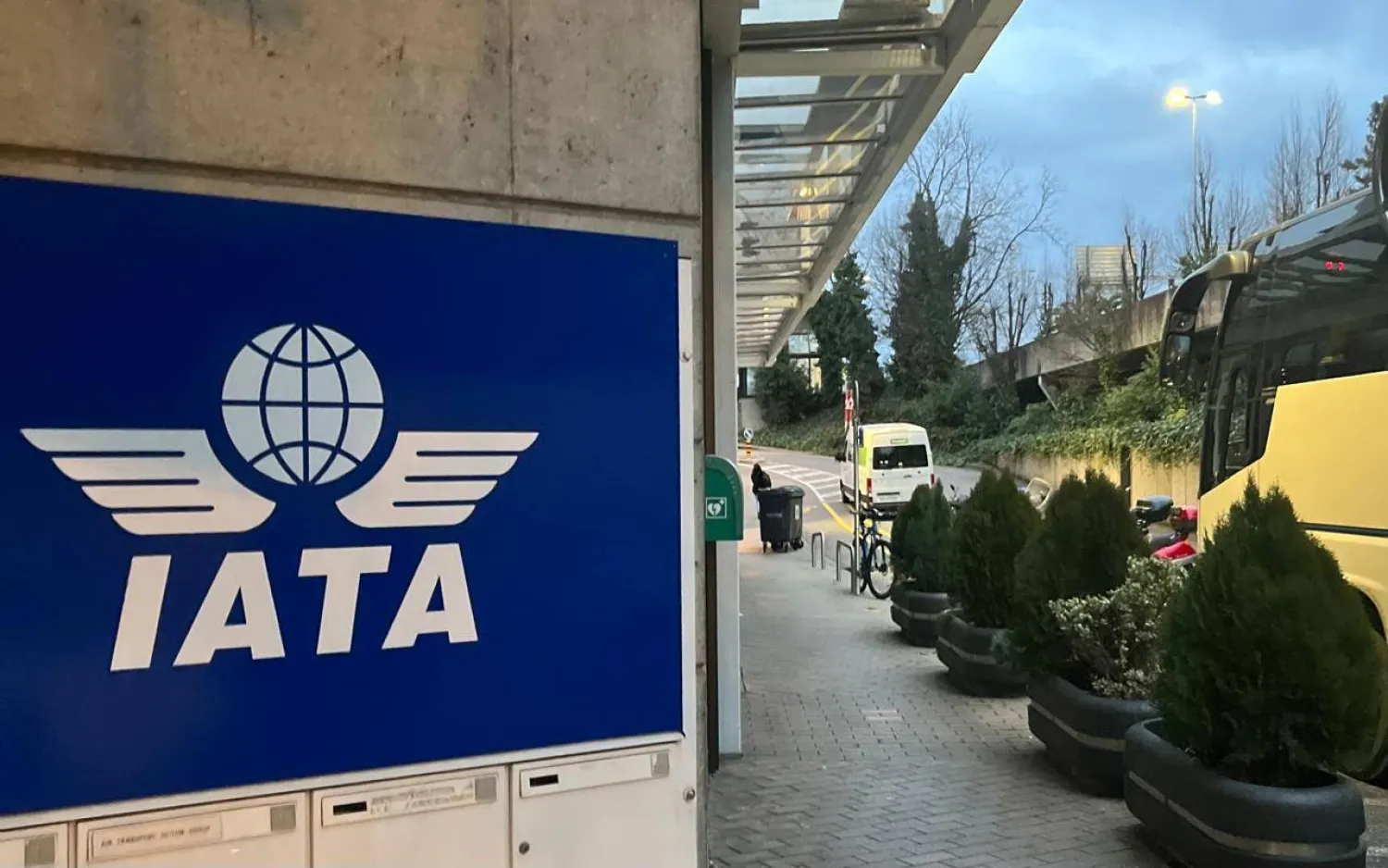 شعار «الاتحاد الدولي للنقل الجوي - أياتا»... (الشرق الأوسط)