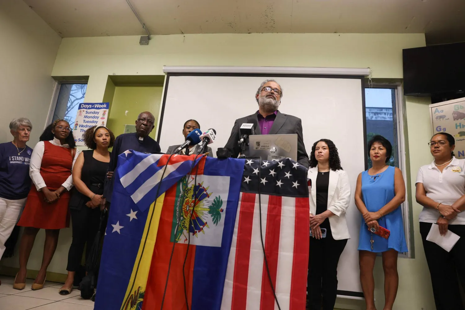 تحدَّث بول كريستيان نامفي المنظّم الرئيسي لحركة «شبكة العمل الأسري» عن سياسات الهجرة الجديدة خلال مؤتمر صحافي عُقد في ميامي بالولايات المتحدة الأميركية... 2 يونيو 2025 (أ.ف.ب)