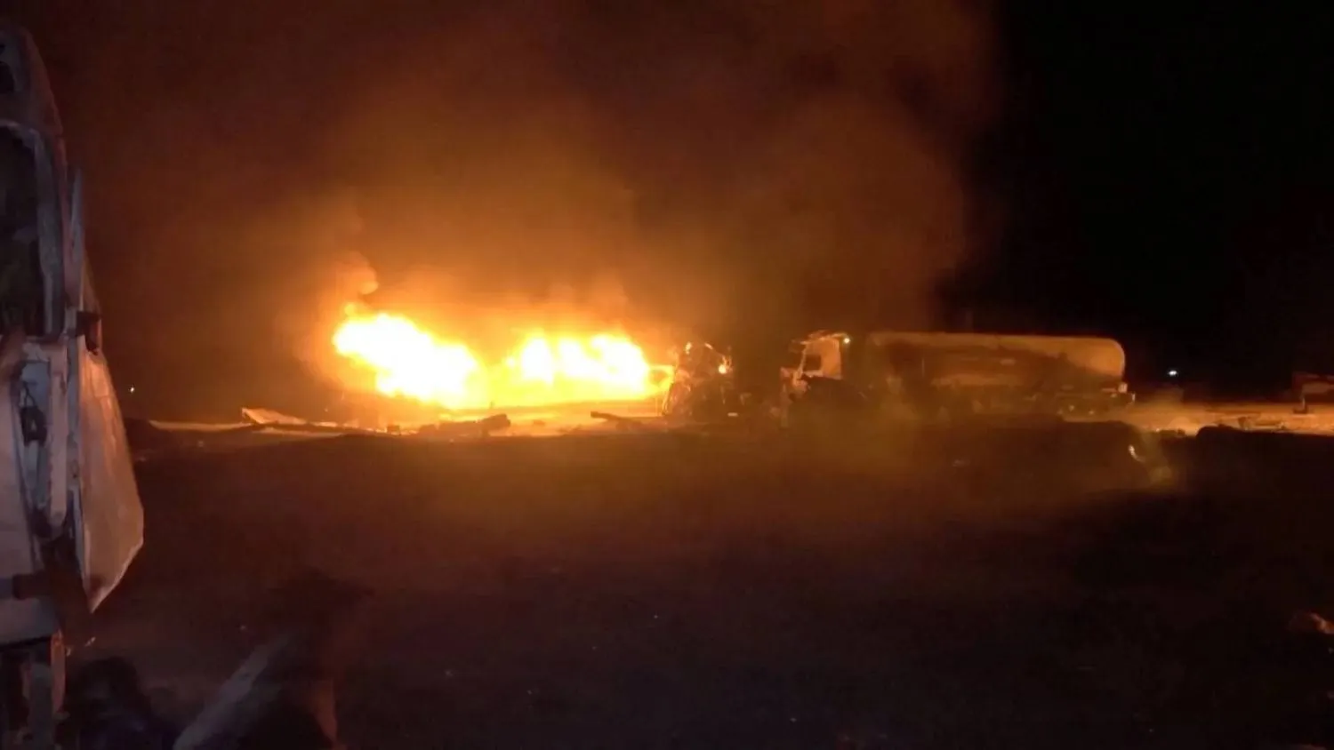 احتراق خزانات الوقود إثر ضربة أميركية على ميناء رأس عيسى في اليمن (رويترز)