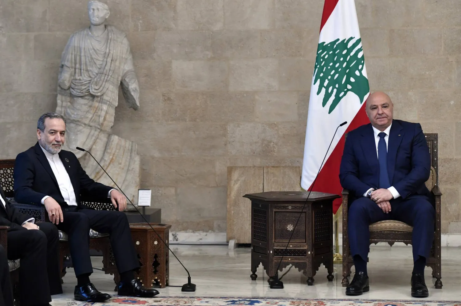 الرئيس اللبناني جوزيف عون استقبل وزير الخارجية الإيراني عباس عراقجي في «بعبدا»... (إ.ب.أ)