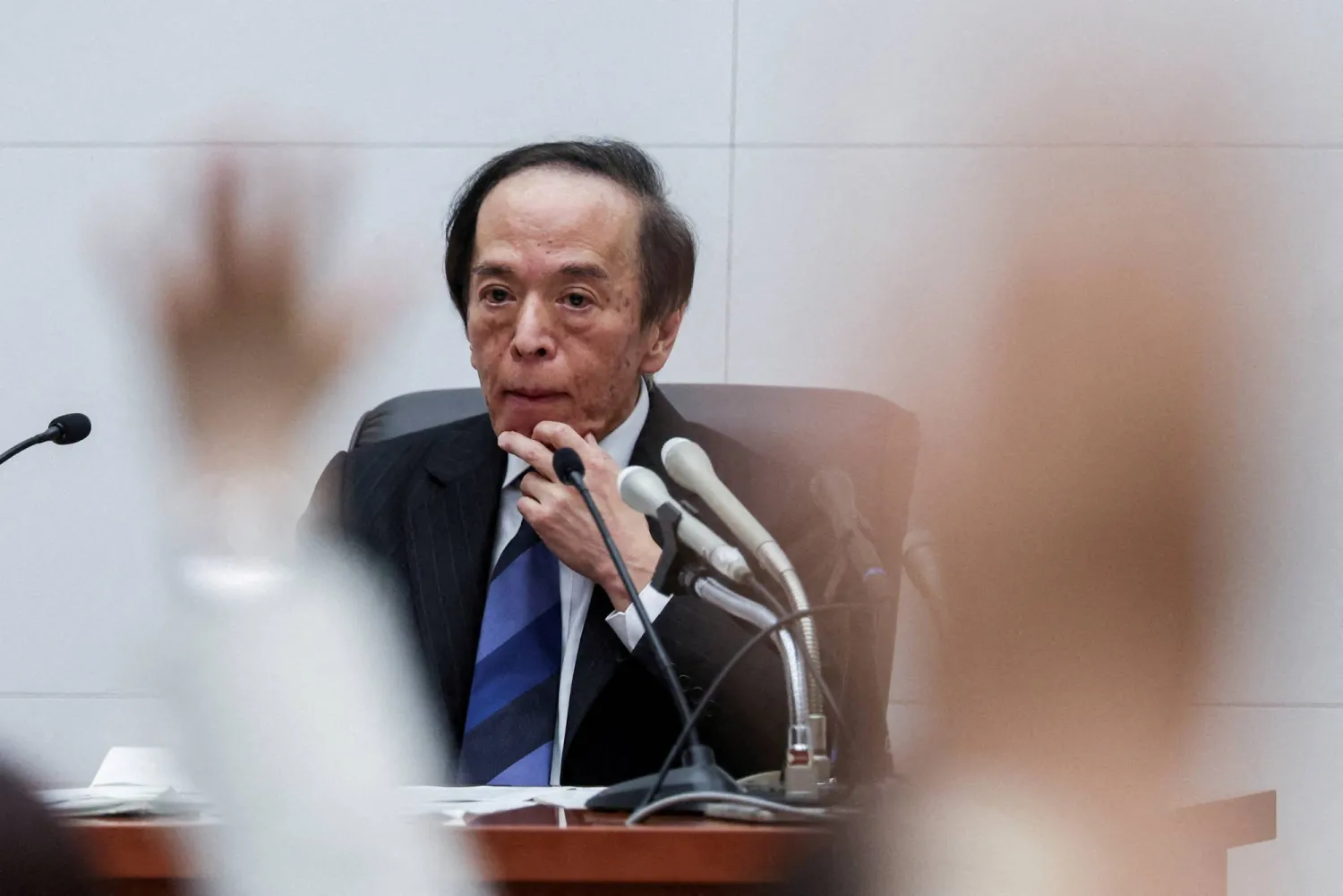 محافظ بنك اليابان كازو أويدا في مؤتمر صحافي سابق بمقر البنك في العاصمة طوكيو (رويترز) 