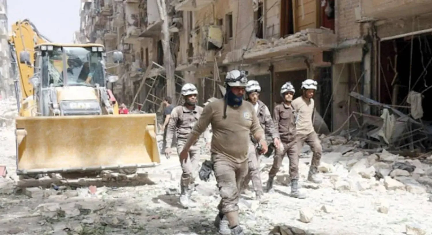 صورة أرشيفية لعناصر «الدفاع المدني» وسط الدمار في حلب (الشرق الأوسط)