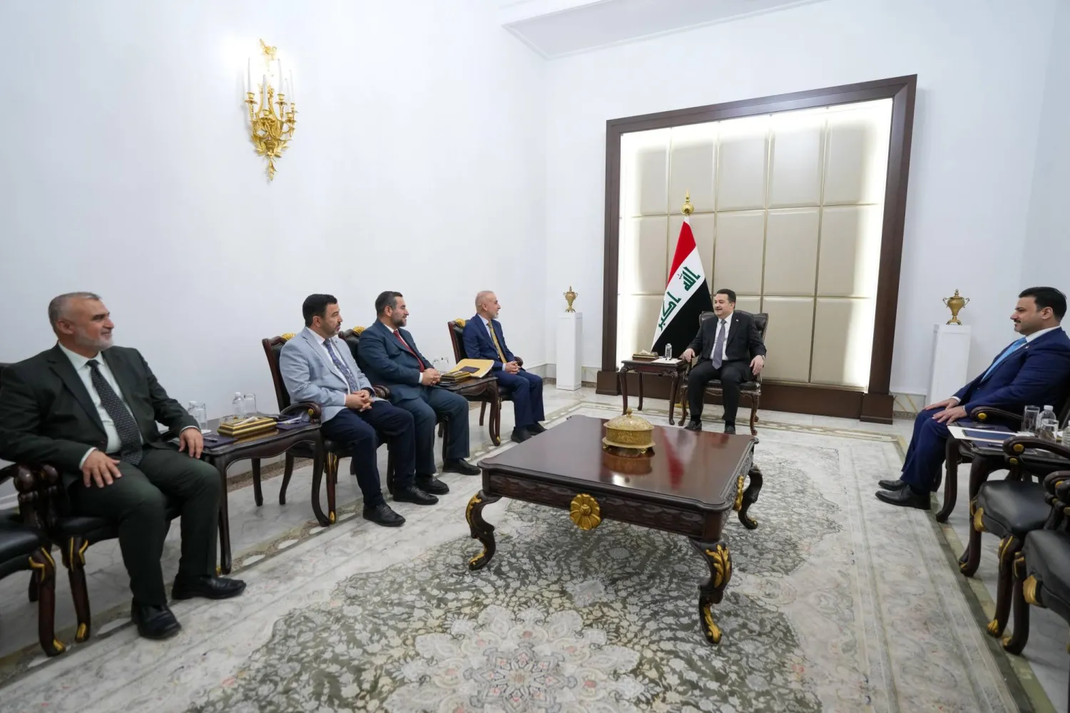 رئيس الحكومة العراقية محمد شياع السوداني خلال لقائه كتلة الحزب الاتحاد الإسلامي الكردستاني في بغداد (إعلام حكومي)