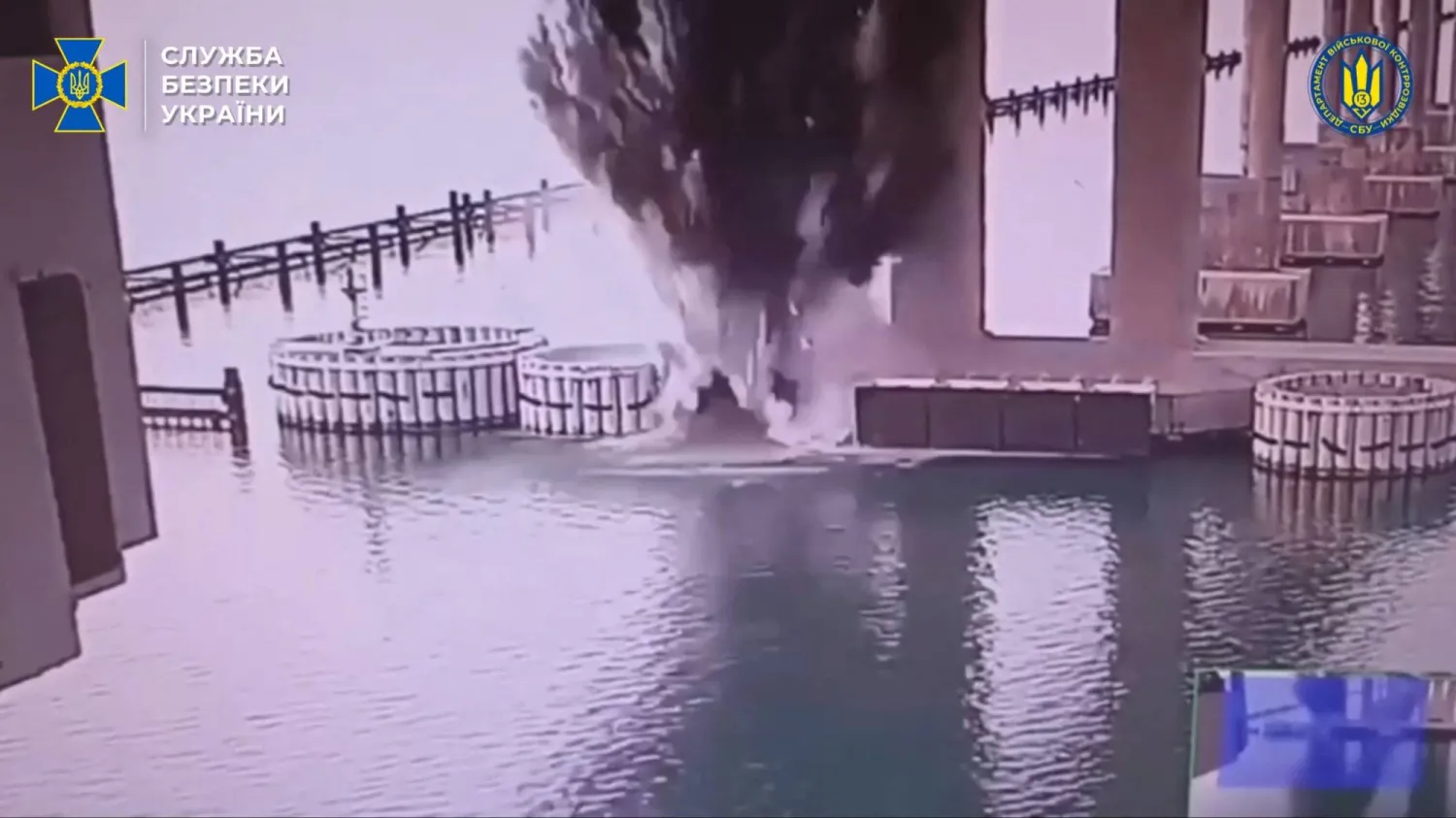 لقطة تُظهر انفجار جسر كيرتش الذي يربط شبه جزيرة القرم بروسيا بعد عملية خاصة نفذها جهاز الأمن الأوكراني (أ.ف.ب)