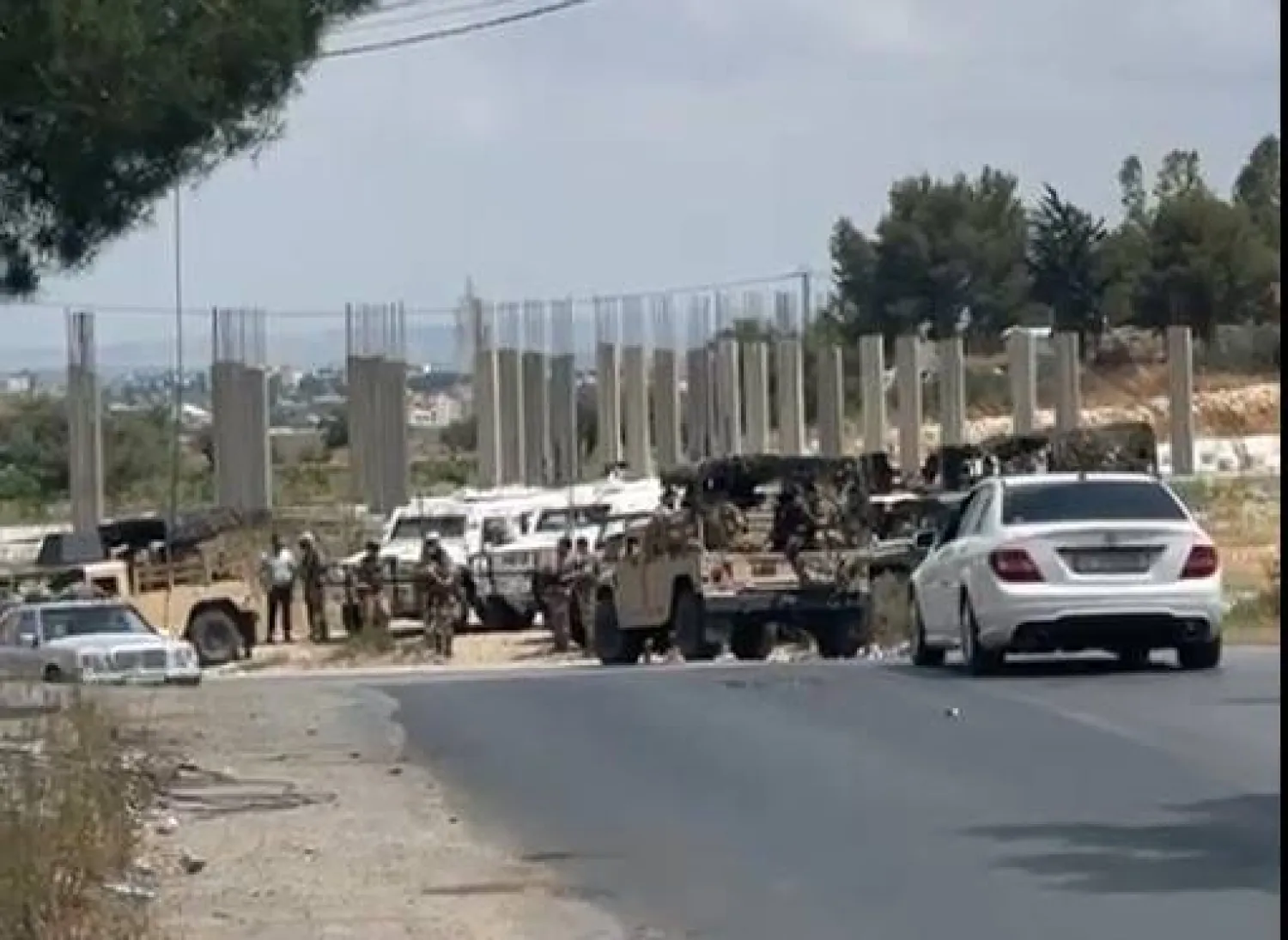 لقطة من فيديو تُظهر آليات للجيش اللبناني و«يونيفيل» بعد الحادث (الشرق الأوسط)