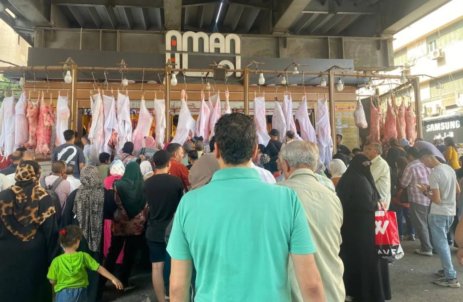 إقبال جماهيري لافت على شراء اللحوم من المنافذ الحكومية قبل عيد الأضحى (الشرق الأوسط)