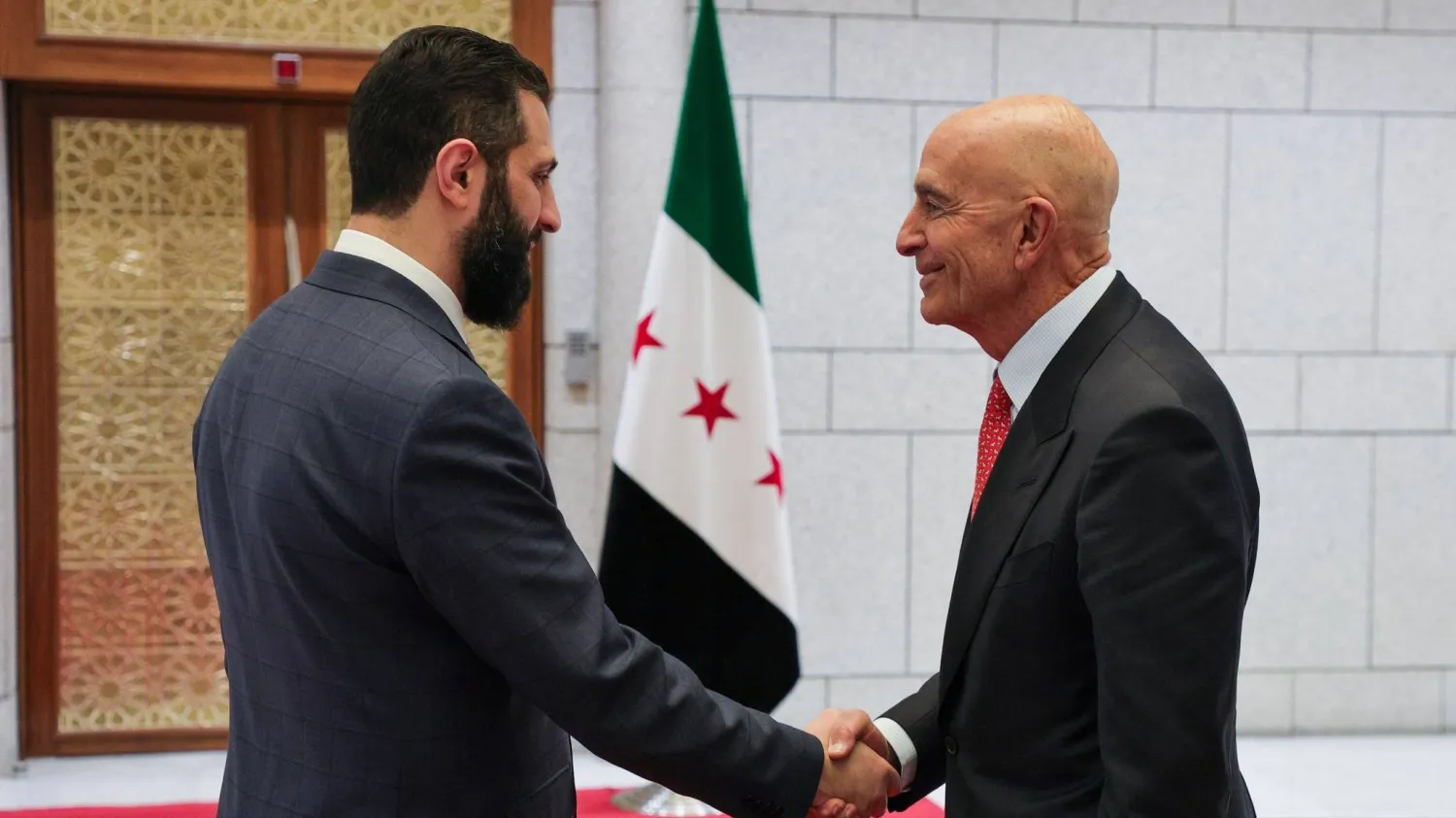 المبعوث الأميركي الجديد إلى سوريا توماس برّاك مع الرئيس أحمد الشرع (د.ب.أ)
