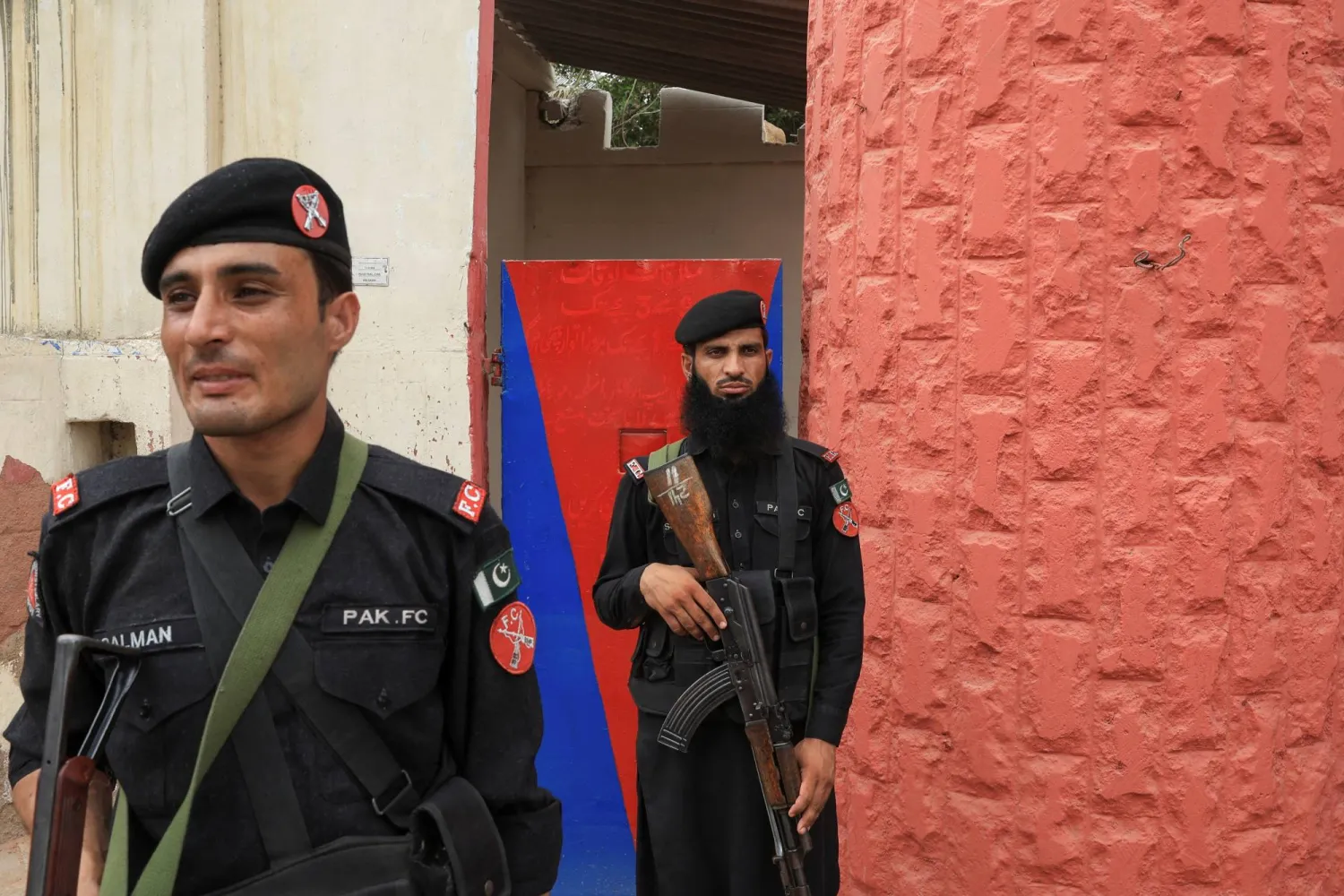 يقف جنود شبه عسكريين عند مدخل سجن منطقة مالير بعد هروب العشرات من السجناء من السجن على مشارف كراتشي 3 يونيو 2025 (رويترز)