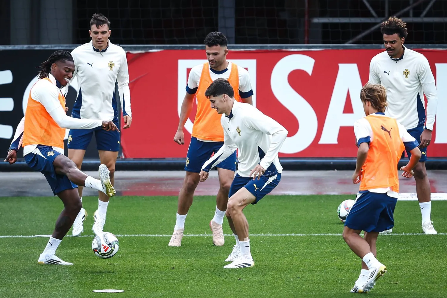 لاعبو المنتخب البرتغالي خلال التدريب الاخير قبل مواجهة ألمانيا (ا ب ا)