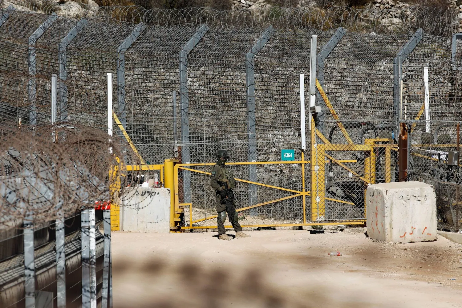 جندي إسرائيلي يقف على حدود المنطقة العازلة في الجولان (أ.ف.ب)