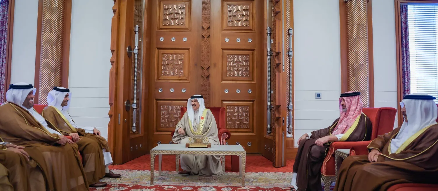 الملك حمد بن عيسى آل خليفة ملك البحرين خلال استقباله اليوم في قصر الصافرية الشيخ محمد بن عبد الله بن محمد آل ثاني وزير المواصلات القطري (بنا)