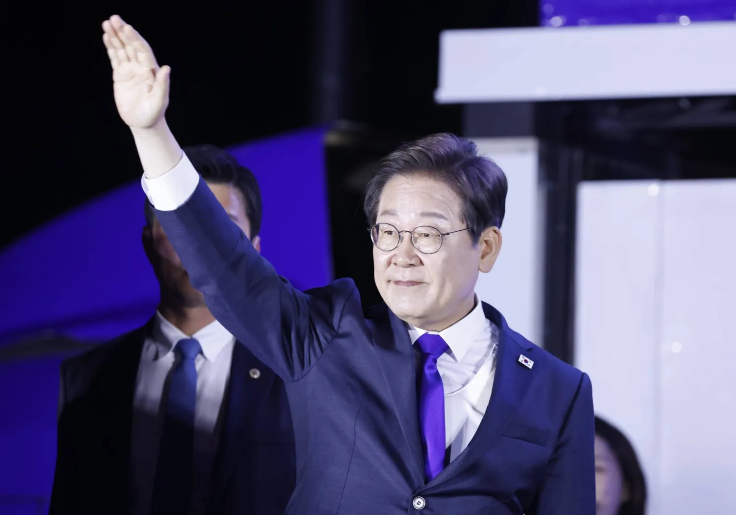 جاي-ميونغ يحتفل غداة إعلانه رئيسا جديدا للجمهورية بعد فوزه في الانتخابات المبكرة (إ.ب.أ)