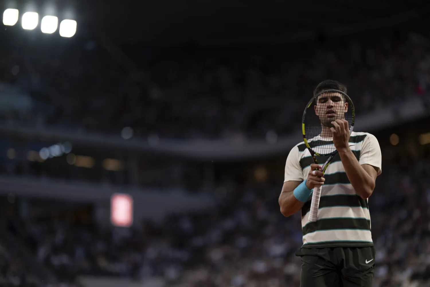 كارلوس ألكاراس يتقدم في باريس (د.ب.أ)