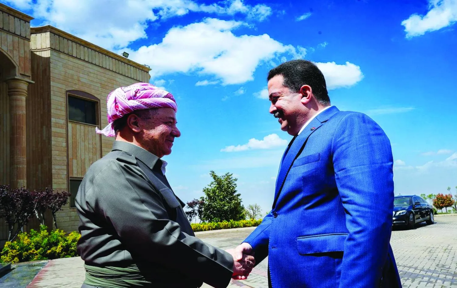 رئيس الحزب الديمقراطي الكردستاني مسعود بارزاني مستقبلاً رئيس الحكومة العراقية محمد شياع السوداني في أربيل (إعلام حكومي)