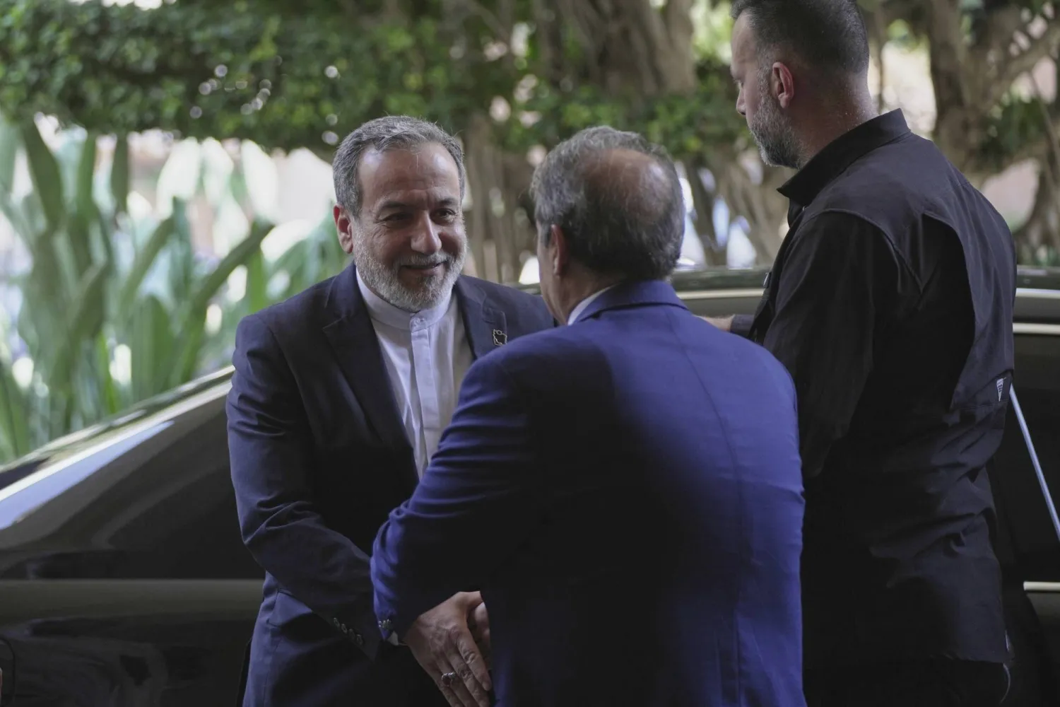 وزير الخارجية الإيراني عباس عراقجي لدى وصوله للقاء رئيس البرلمان نبيه بري في بيروت (أ.ب)