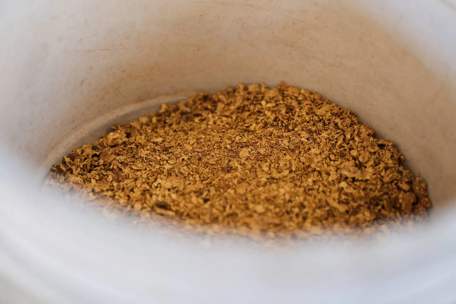 قطع من الذهب المجمعة من التعدين على نطاق صغير داخل منشأة صهر في أكرا بغانا (رويترز)