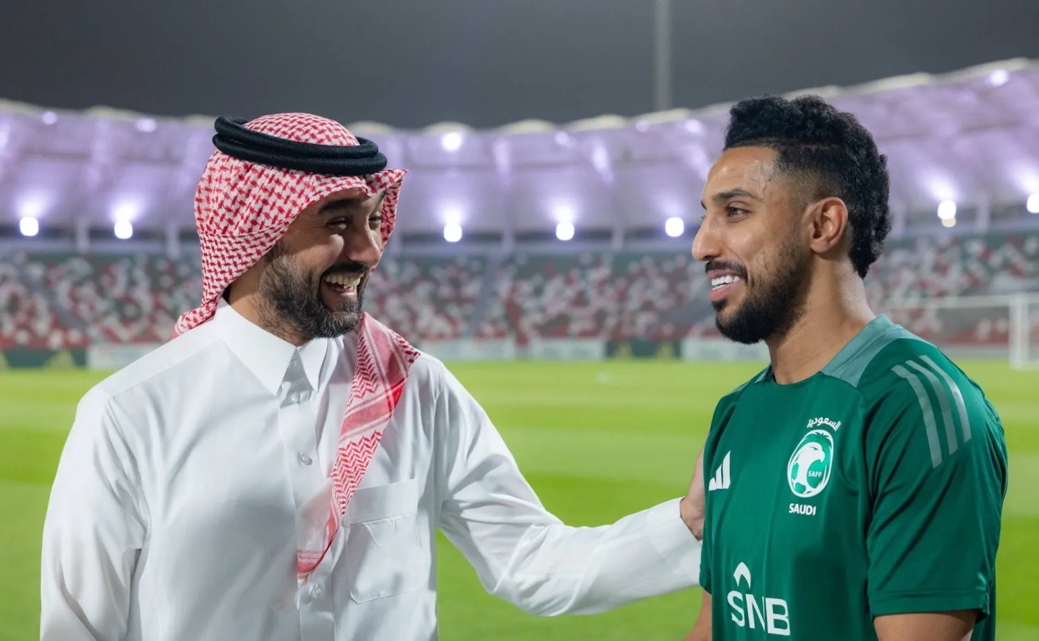 الأمير عبد العزيز بن تركي الفيصل خلال زيارته للمعسكر (المنتخب السعودي)