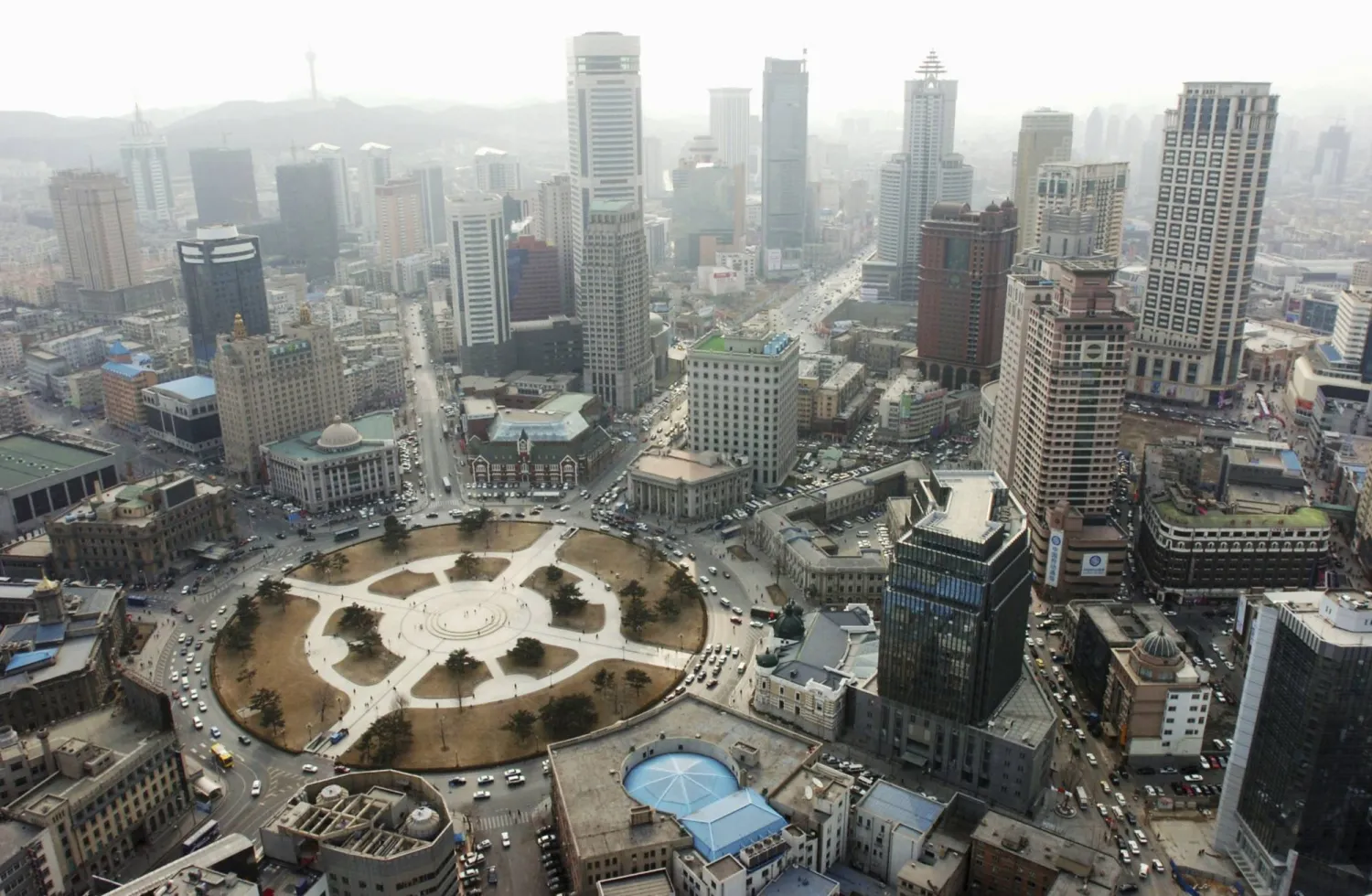 مشهد جوي عام من وسط مدينة داليان شرق الصين (أ.ب)