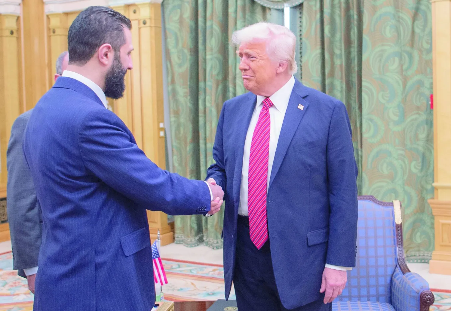 مصافحة بين الرئيسين الأميركي دونالد ترمب والسوري أحمد الشرع في الرياض 14 مايو الماضي (أ.ب)