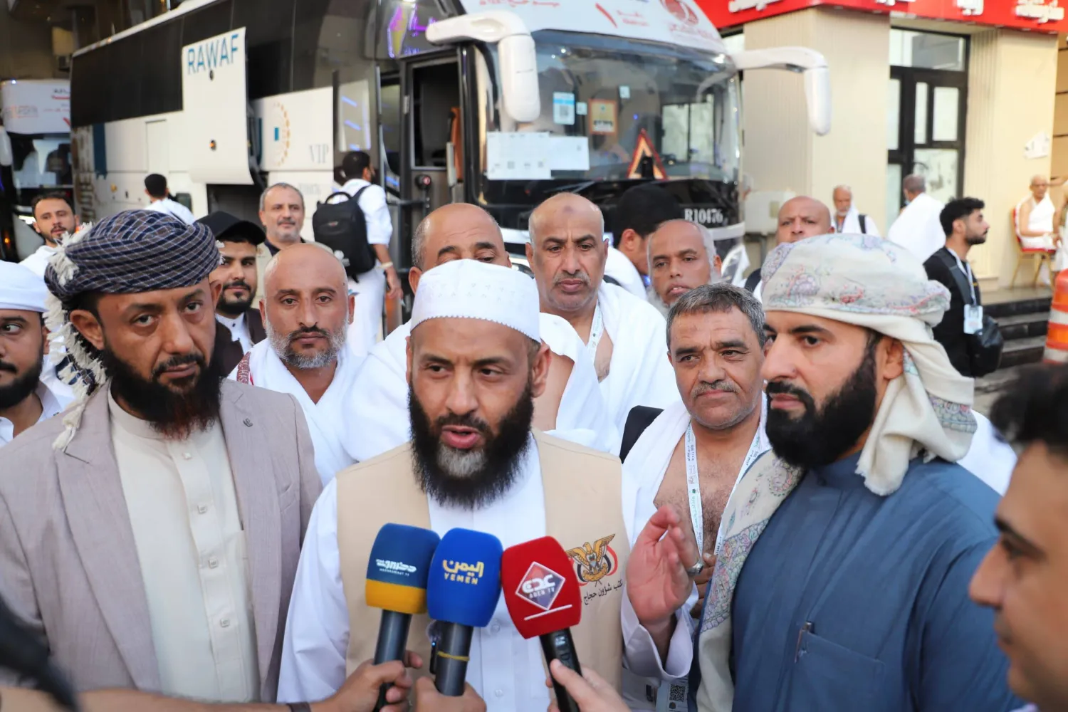 وزير الأوقاف اليمني مع حجاج بلاده قبيل التصعيد إلى مَشْعَر مِنَى الأربعاء (سبأ)