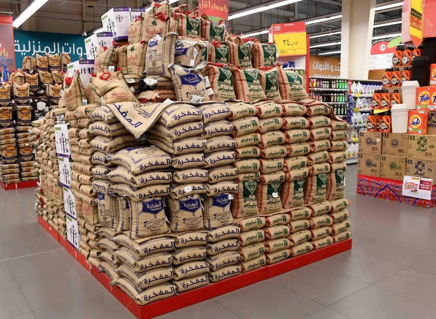 إحدى أسواق المواد الغذائية في السعودية (الشرق الأوسط)