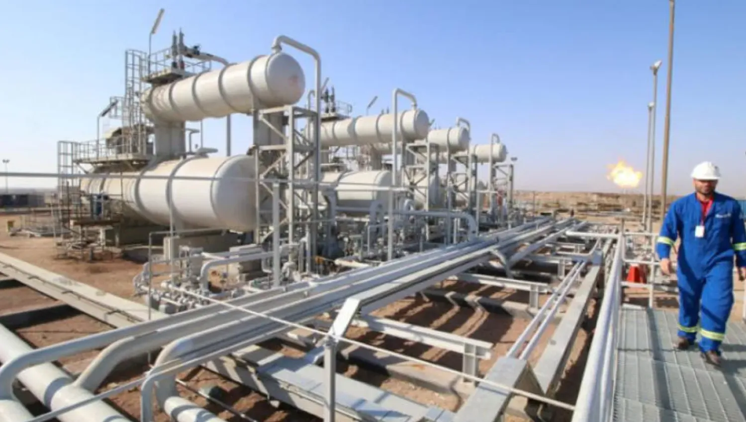 FILE PHOTO: A worker walks at Rumaila oil field in Basra, Iraq, November 28, 2017. REUTERS/Essam Al-Sudani/File Photo
