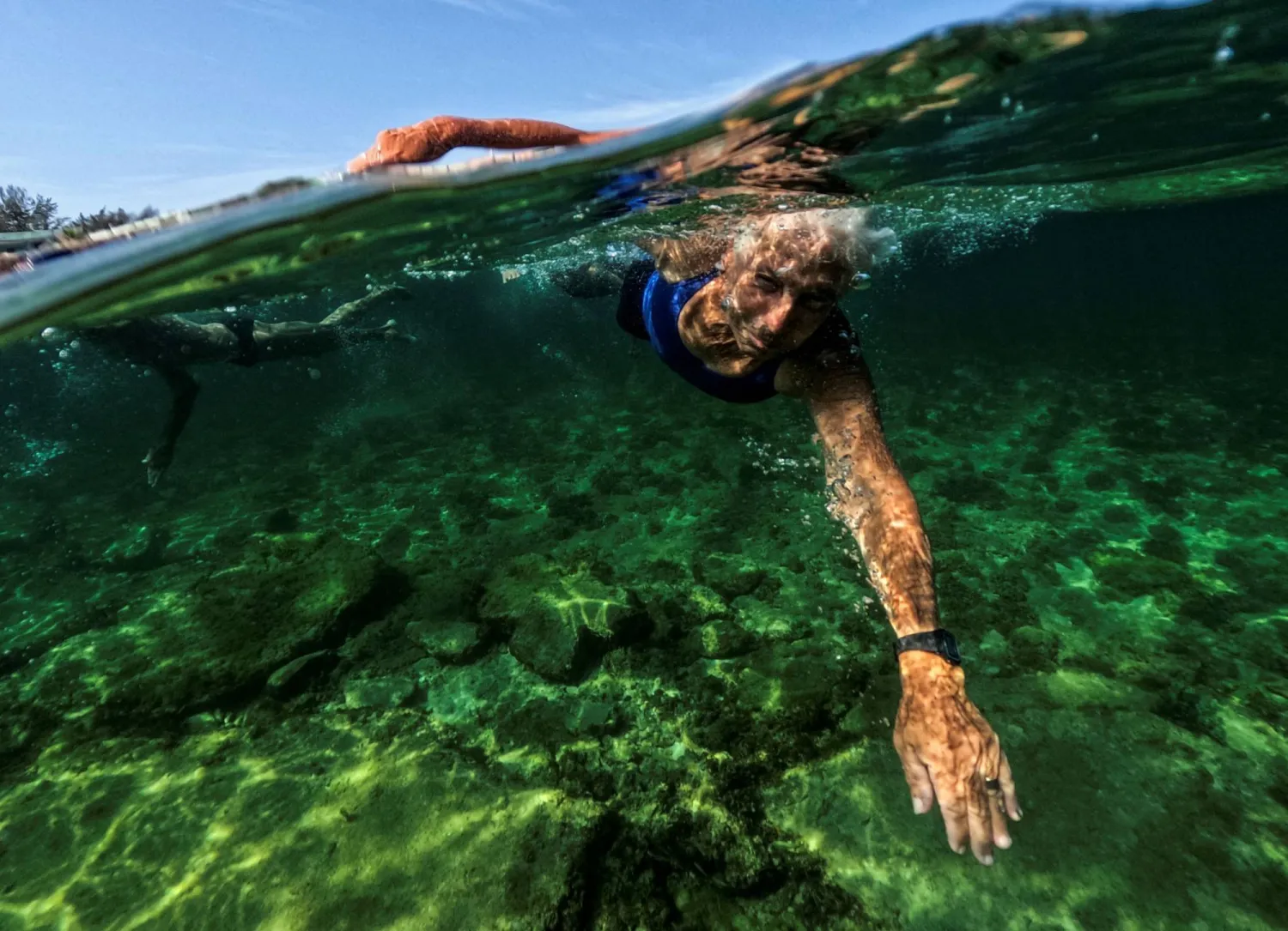 ماريا كريستينا كوردوفيس البالغة من العمر 78 عاماً تسبح في هافانا (أ.ف.ب)