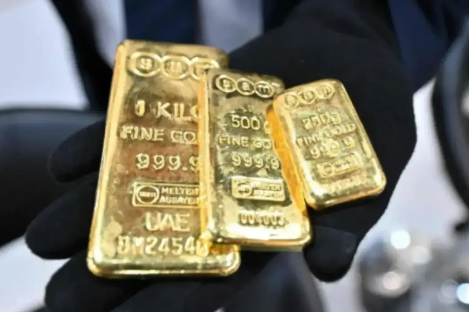 A participant shows gold bars during the 21st edition of the international gold and jewelry exhibition at the Kuwait International Fairgrounds in Kuwait City on May 23, 2024. (Photo by Yasser AL ZAYYAT / AFP)
