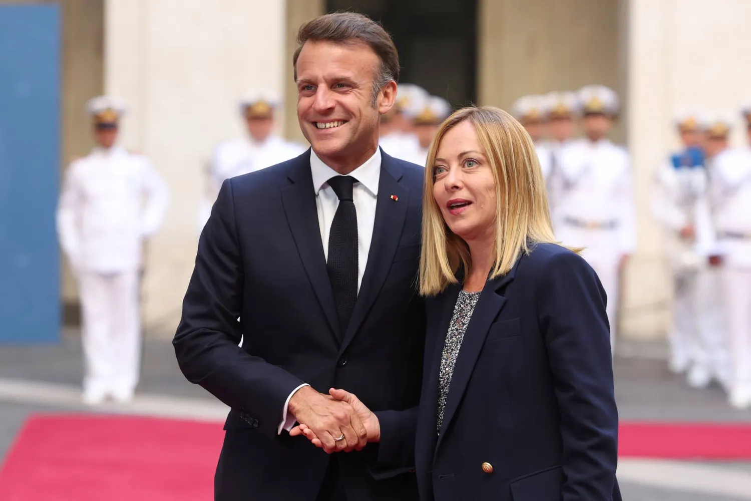 خصّصت ميلوني لماكرون ترحيبا حارّا واستقبلته بابتسامة عريضة قبل أن يدخلا قصر كيغي (د.ب.أ)