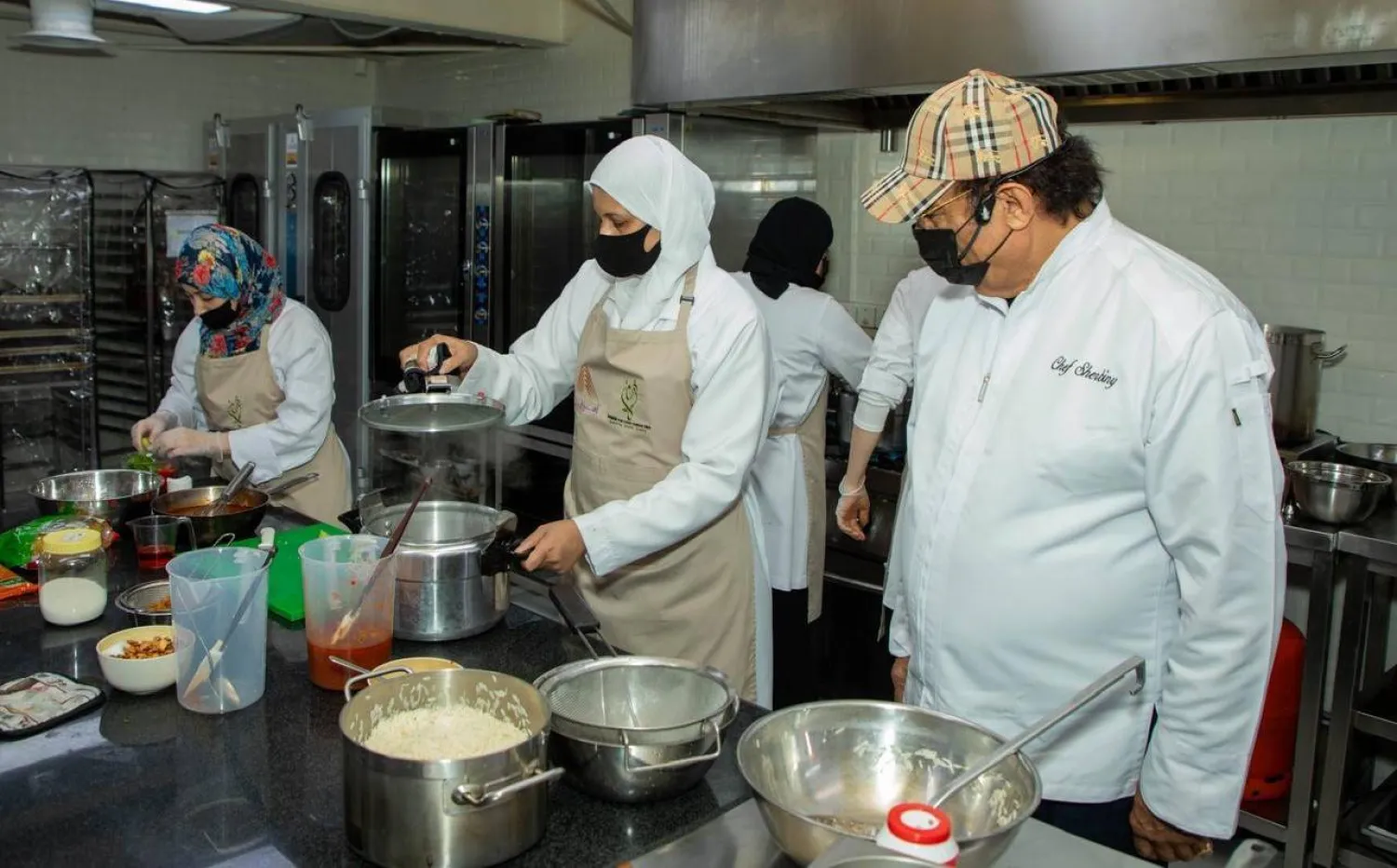 المشاركون في «طاهي الحج» خضعوا لتدريبات مكثفة قبل تسلمهم مهمة إعداد وجبات الحجاج (الشرق الأوسط)