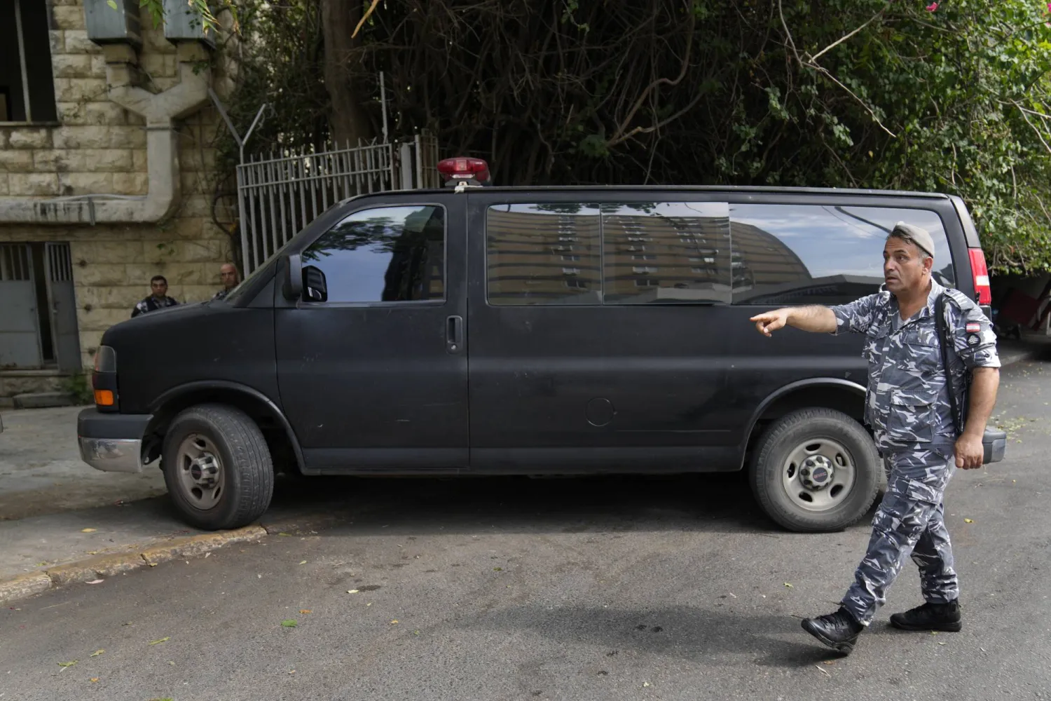 عنصر أمن لبناني أمام قصر العدل في بيروت (أ.ب)