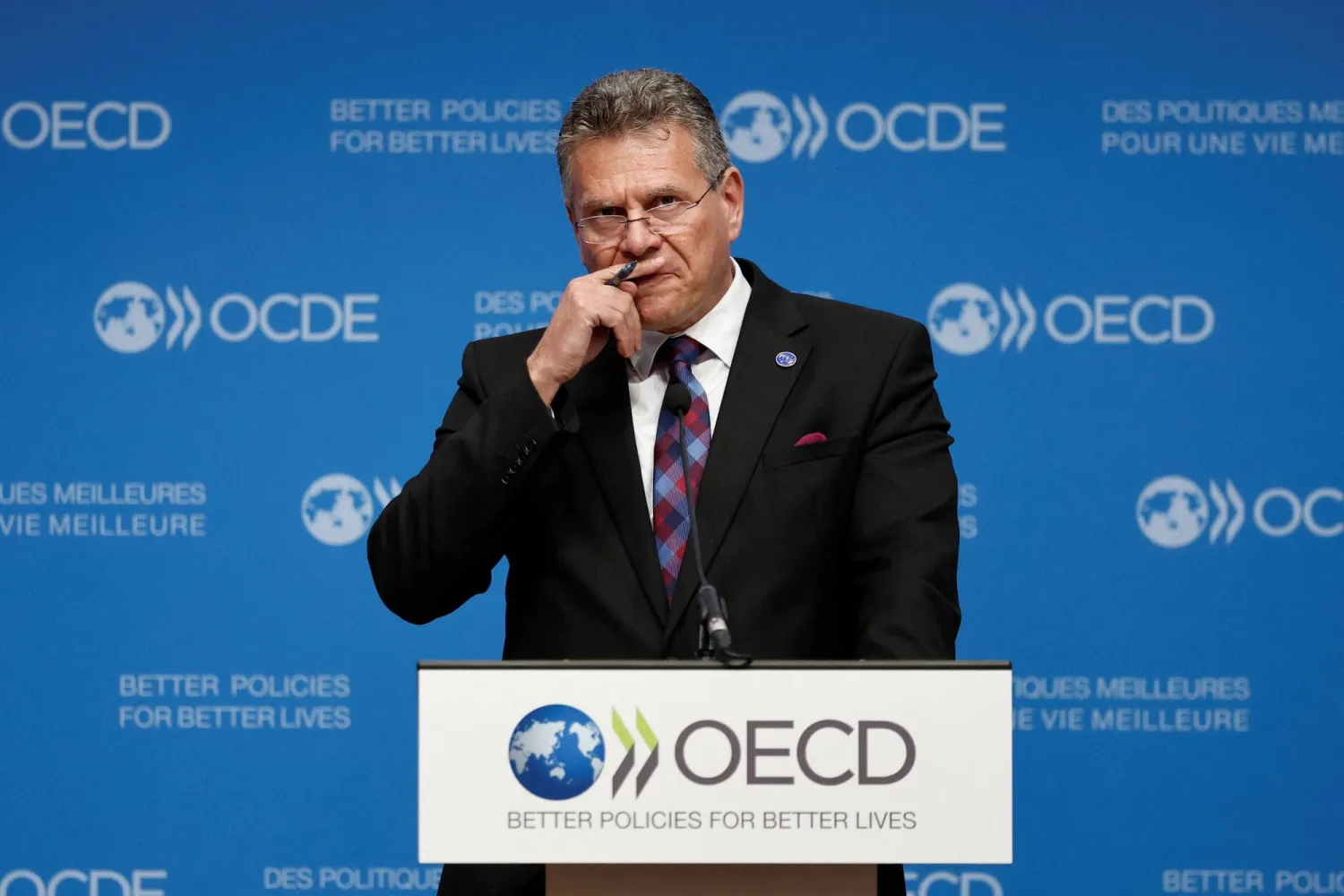 ماروش شيفتشوفيتش كبير مفاوضي الاتحاد الأوروبي للتجارة في مؤتمر صحافي يوم الأربعاء بالعاصمة الفرنسية باريس على هامش اجتماع «منظمة التعاون الاقتصادي والتنمية» (رويترز)