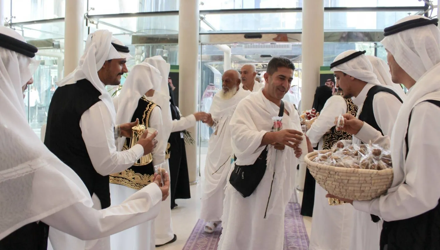 ضيوف خادم الحرمين الشريفين من حجاج فلسطين لدى وصولهم (واس)